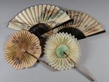 trois ventilateurs posés sur une table