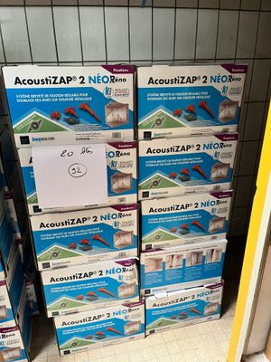 Des cartons d'Acquizap 2 Nex sont empilés les uns sur les autres dans un magasin
