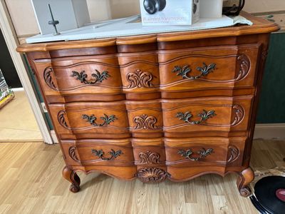 une commode sur laquelle est posé un disque
