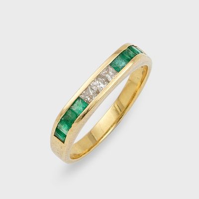 une bague en or jaune sertie d'une émeraude et de diamants