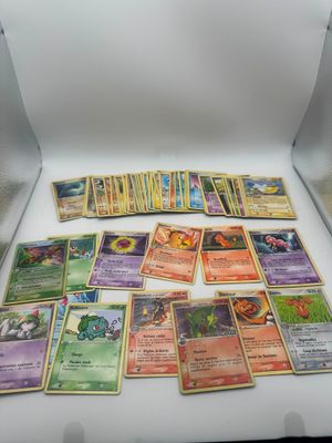 il y a beaucoup de cartes Pokémon dans la boîte