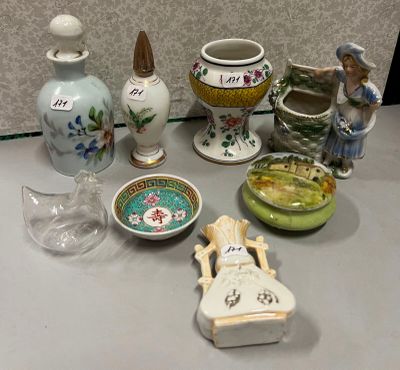de nombreux vases et bols de toutes sortes sur la table