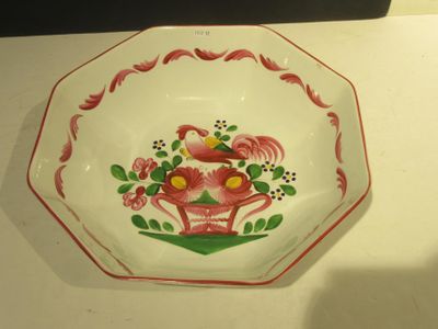 une assiette rouge et blanche décorée de fleurs et d'oiseaux