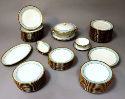 un grand nombre d'assiettes et de bols posés sur une table