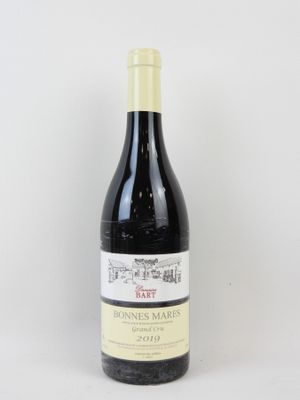 une bouteille de vin posée sur une table