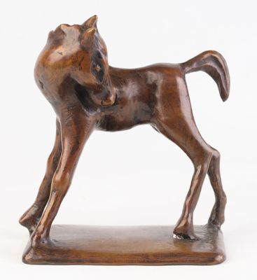statue en bronze d'un cheval sur un socle en bois sur fond blanc