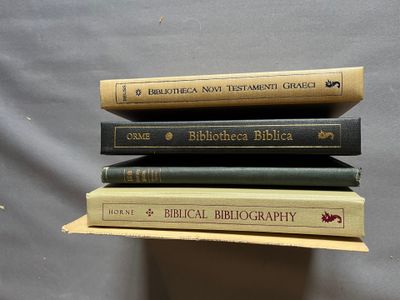 trois livres sont empilés sur une table