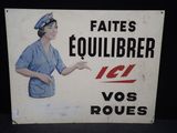 un panneau sur lequel figure l'image d'une femme en uniforme pointant quelque chose du doigt