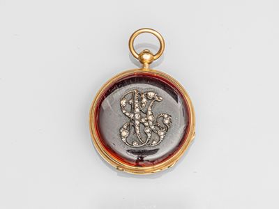 un gros plan d'un cadenas en argent et en or orné d'un serpent