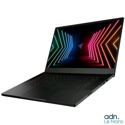 l'ordinateur portable est ouvert sur une surface blanche, avec des lumières colorées à l'écran