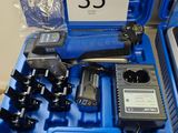 une image représentant une boîte à outils bleue contenant un marteau et d'autres outils