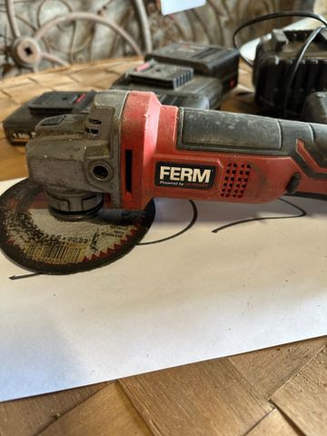 Disqueuse FERM sur batterie avec jeu de cinq batteries et chargeu...