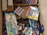 une boîte en carton remplie d'une multitude d'objets divers