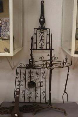une horloge posée sur un support dans une pièce