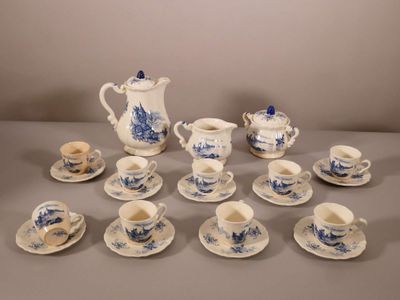 de nombreuses tasses et soucoupes posées sur une table