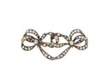 une broche antique en forme de nœud, sertie de diamants