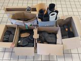 plusieurs cartons contenant divers objets, posés sur un sol carrelé
