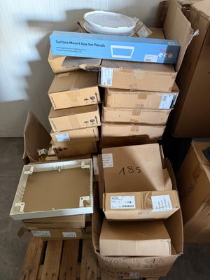 une pile de cartons empilés les uns sur les autres