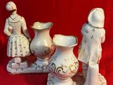 trois figurines posées sur un support rouge
