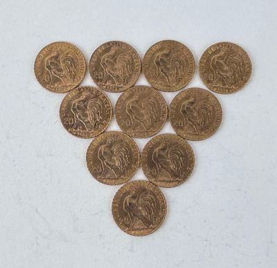 gros plan d'un paquet de pièces d'or sur une surface blanche
