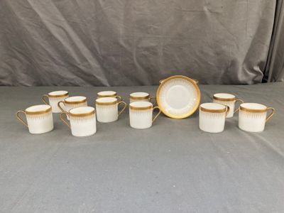un ensemble de tasses et de soucoupes posées sur une table
