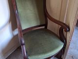 une chaise qui se trouve dans le coin d'une pièce