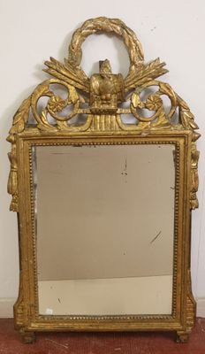 Miroir en bois stuqué sculpté doré, amortissement à l'aigle …