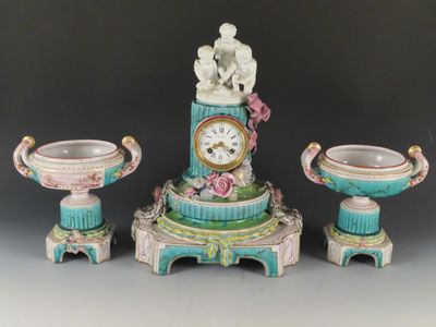 une horloge posée sur une table, à côté de deux vases