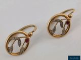 deux paires de boucles d'oreilles en or ornées de pierres rouges
