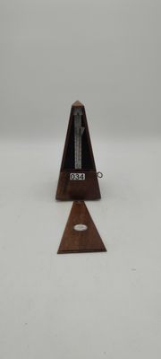 une image représentant un triangle en bois sur lequel figure une horloge