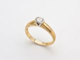 une bague en or jaune sertie d'un seul diamant