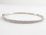 un bracelet rigide en or blanc serti de diamants