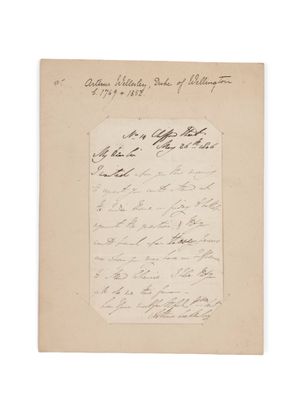 une vieille lettre comportant des notes manuscrites et la photo du visage d'un homme
