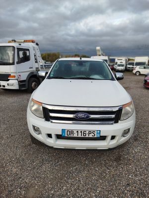 un Ford Ranger blanc garé sur un parking