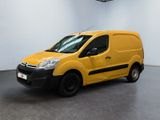 La camionnette jaune est garée dans une grande pièce blanche.