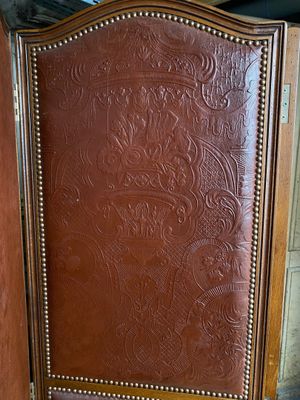 un fauteuil en cuir marron posé à même le sol