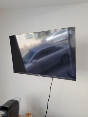 un téléviseur à écran plat fixé au mur dans un salon