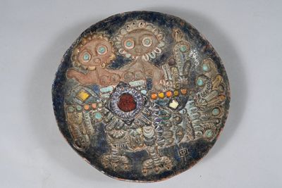 a picture of a decorative plate with a design on it