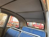 une vue de l'intérieur d'une voiture avec des sièges bleus