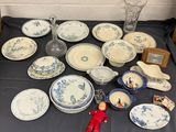 une table sur laquelle sont disposées de nombreuses assiettes bleues et blanches