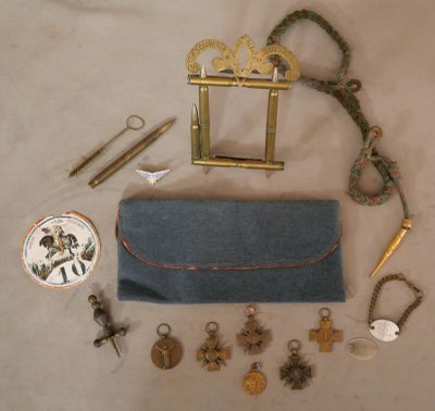 un sac à main bleu orné d'une multitude d'éléments divers
