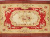un tapis rouge et or orné d'un motif floral