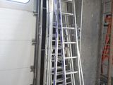 une échelle appuyée contre un mur dans un garage