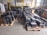 de nombreuses caisses de matériel électronique empilées sur des palettes dans un entrepôt