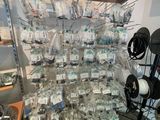 de nombreux types d'appareils électroniques exposés dans un magasin