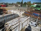 un gros tas de barres et de poteaux en acier dans une cour