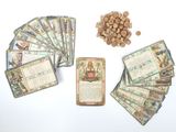 beaucoup de cartes et quelques noix sur la table