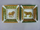 deux assiettes sur lesquelles sont représentés un lion et une girafe