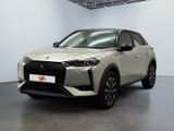 vue de face d'un SUV blanc garé dans un garage