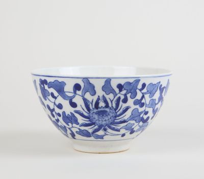 bol bleu et blanc orné d'un motif floral sur le côté
